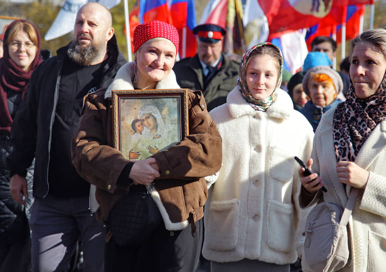 Участники крестного хода в Волжском