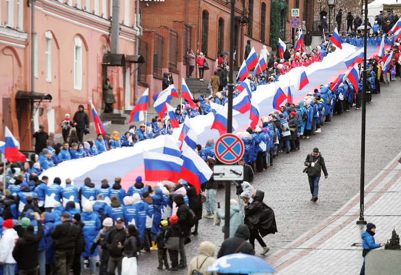 Шествие со 100-метровым российским триколором в Нижнем Новгороде