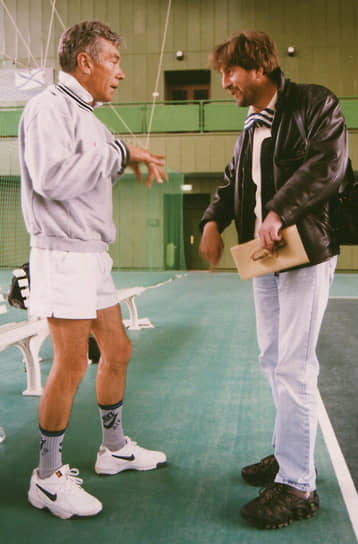 С актером Леонидом Ярмольником (справа) в спортзале, 1990-е годы