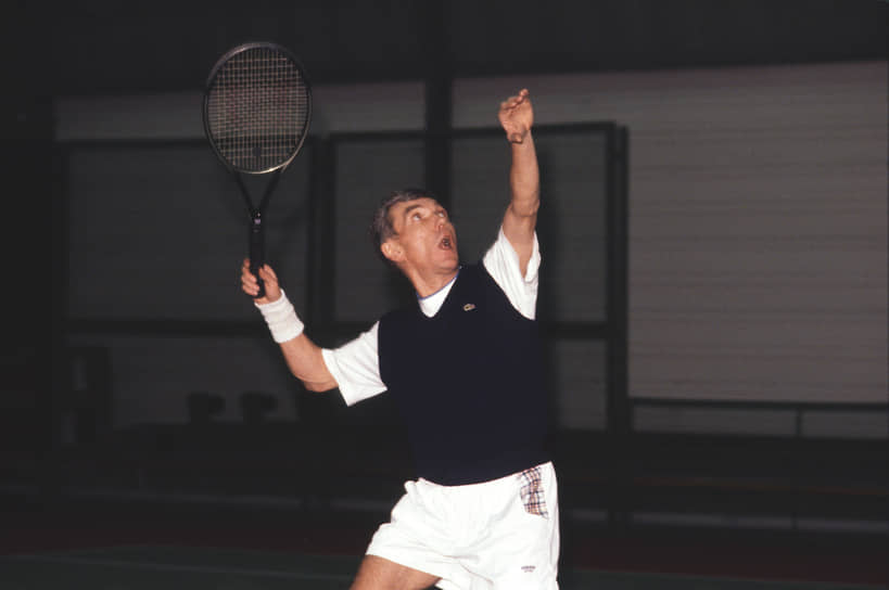 В 1970-1975 годах Юрий Николаев был актером Московского драматического театра им. А. С. Пушкина. Одновременно в 1973 году он начал работать на Центральном телевидении (ЦТ) Гостелерадио СССР