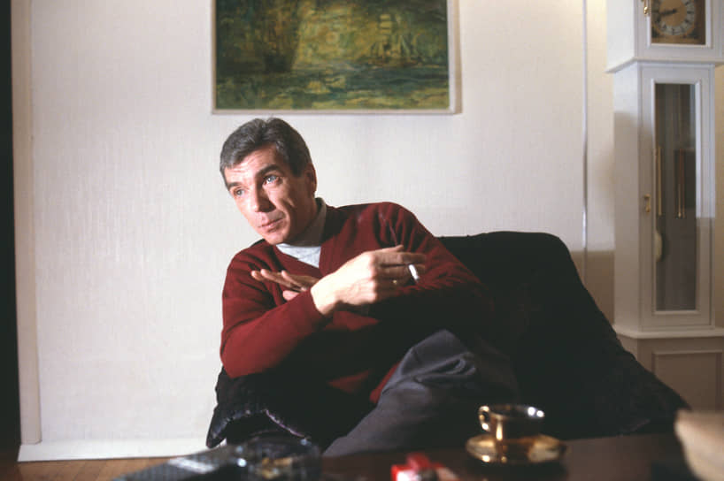 В 1975 году он стал штатным сотрудником отдела дикторов ЦТ