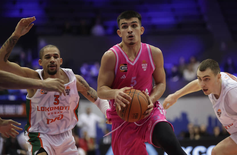 Баскетболист «Меги» Саво Дрезгич (в центре)