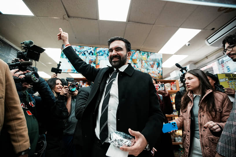 Зохран Мамдани (в центре)