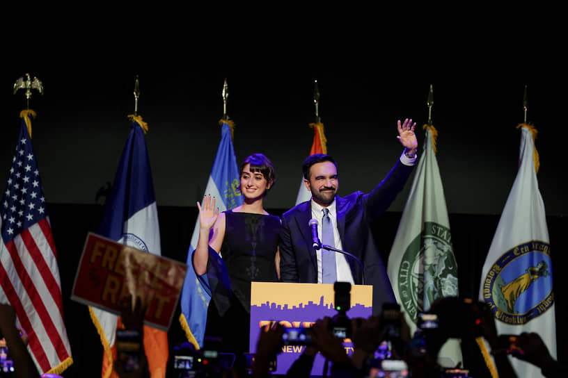 Зохран Мамдани с женой Рамой Дуваджи после победы на выборах мэра Нью-Йорка