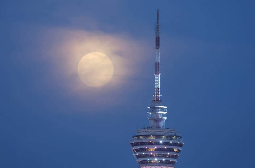 Следующее крупное полнолуние состоится 5 декабря&lt;br>
На фото: суперлуние в Куала-Лумпур, Малайзия