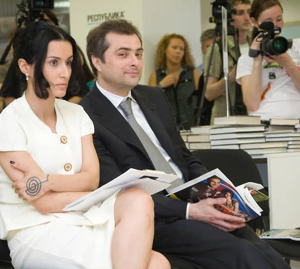 В начале своей карьеры Тина Канделаки работала ведущей на различных радиостанциях и телеканалах. В 2002 году пришла на СТС, где до 2012 года вела передачу «Самый умный»
&lt;BR>На фото: с зампредом администрации президента РФ Владиславом Сурковым на пионерских чтениях журнала «Русский пионер», 2003 год