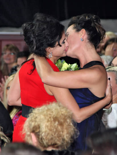 С редактором спецпроектов журнала GQ Ксенией Соколовой (справа) на церемонии вручения премии журнала GQ «Человек года», 2008 год