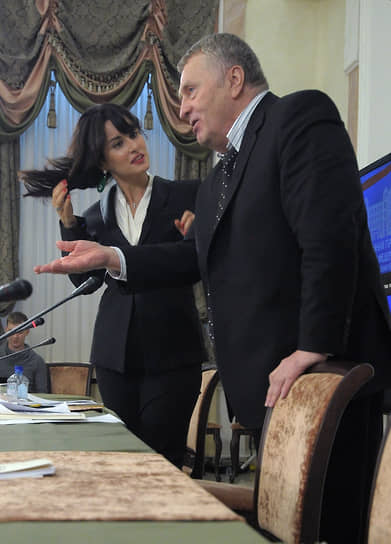 В 2009 году Тина Канделаки стала членом Общественной палаты РФ
&lt;BR>На фото: с лидером ЛДПР Владимиром Жироновским на заседании круглого стола в Общественной палате на тему: «Будущее российского образования: как избежать катастрофы (взгляд кандидатов в президенты России)», 2012 год