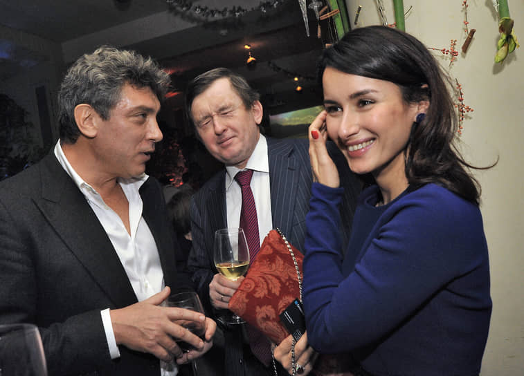 Слева направо: политики Борис Немцов, Александр Починок и телеведущая Тина Канделаки на праздновании дня рождения главреда радиостанции «Эхо Москвы» Алексея Венедиктова (объявлен иностранным агентом), 2012 год