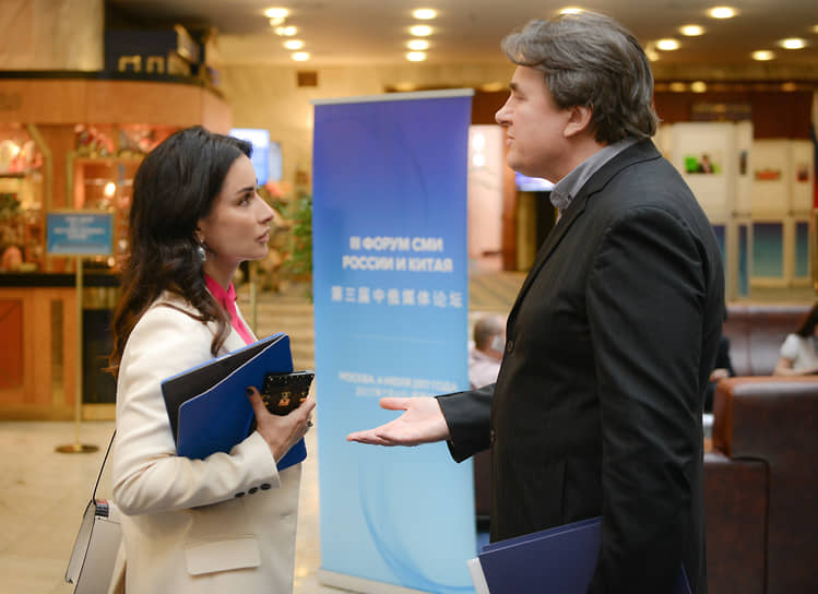 С гендиректором «Первого канала» Константином Эрнстом на форуме СМИ Россия и Китая, 2017 год