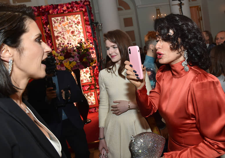 С главным редактором журнала Tatler Ксенией Соловьевой (слева) и дочерью Меланьей на балу дебютанток журнала Tatler, 2019 год