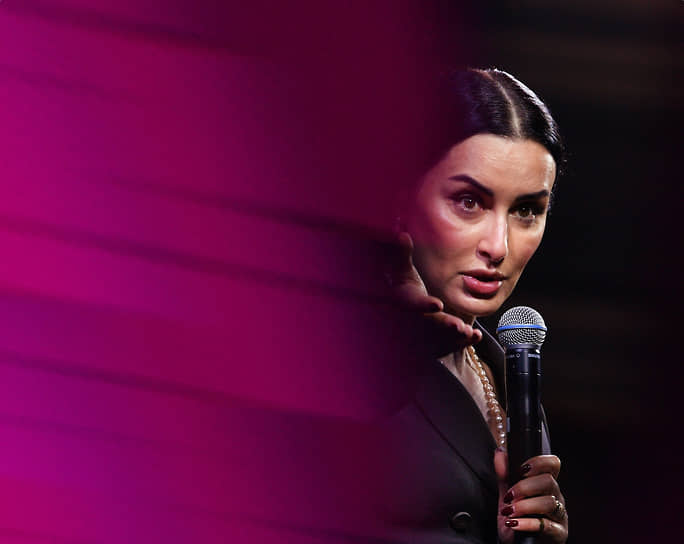 «Несчастные люди никогда не будут желанными — все инстинктивно избегают общения с ними. Если же женщина ухожена, подтянута, красиво причесана, она чувствует себя королевой. Весь мир у ее ног. Любить и принимать себя – очень важно»
&lt;BR>На фото: на бизнес-форуме «Поколение», 2023 год