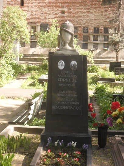 Могила жены Михаила Фрунзе на Новодевичьем кладбище в Москве