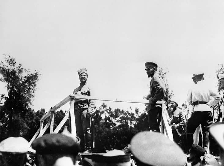 Командующий Туркестанским фронтом Михаил Фрунзе (на трибуне первый слева) на митинге в Ташкенте