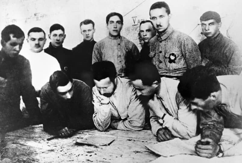 Командующий Туркестанским фронтом Михаил Фрунзе в штабе