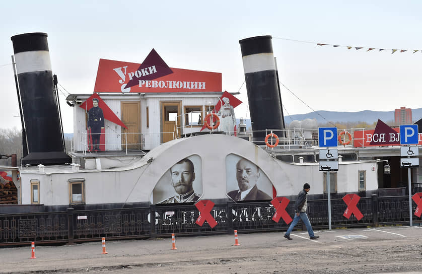 Пароход, отданный под выставку, посвященную 100-летию Октябрьской социалистической революции в Красноярске