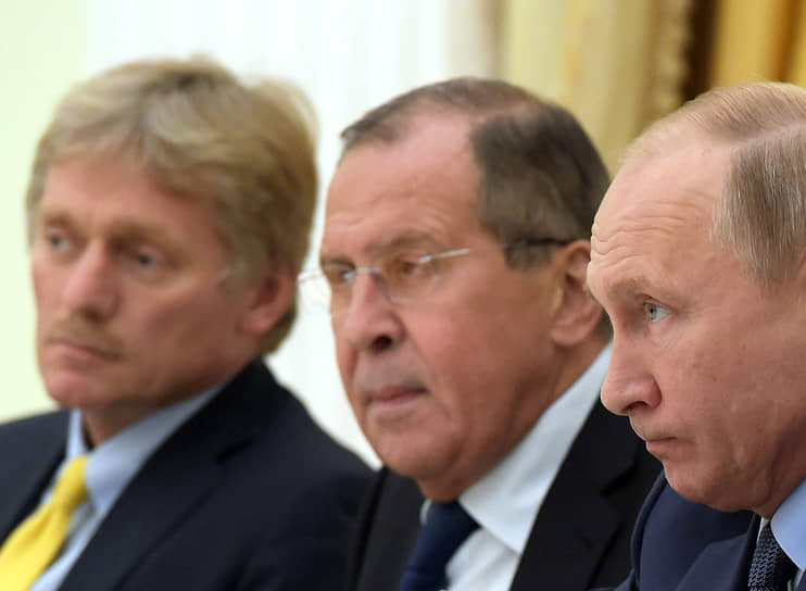 Слева направо: Дмитрий Песков, Сергей Лавров и Владимир Путин