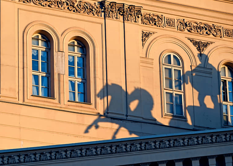 Тень от квадриги Аполлона на фасаде Государственного академического Большого театра в Москве