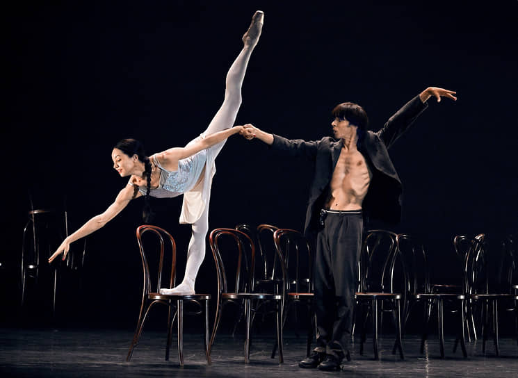 Балерина Диана Вишнева и танцовщик Жиль Роман исполняют балет «Les Chaises/Стулья» на фестивале современной хореографии «Context. Diana Vishneva» в московском театре им. Ермоловой