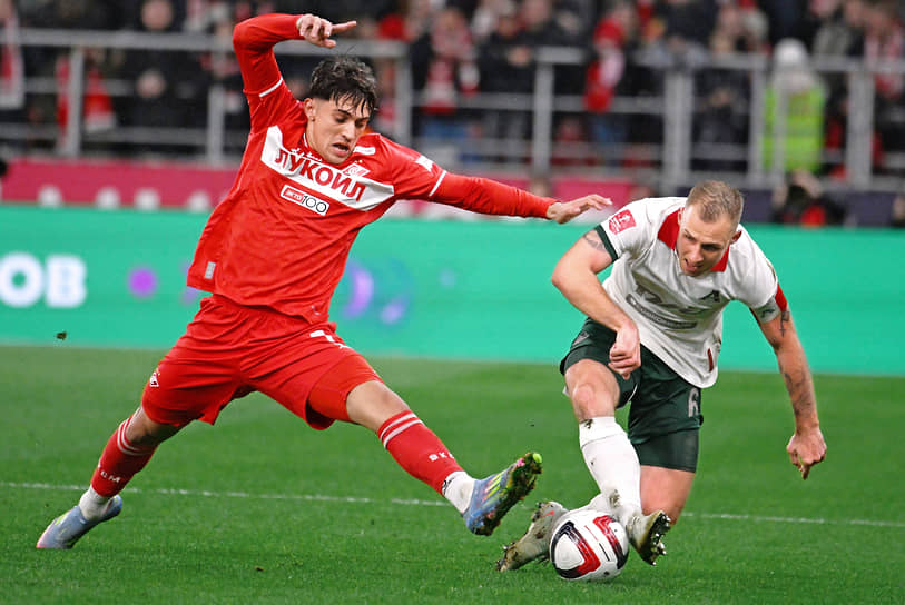 Пабло Солари (слева) и Дмитрий Баринов во время четвертьфинального матча между командами «Спартак» (Москва) и «Локомотив» (Москва) на стадионе «Лукойл Арена»