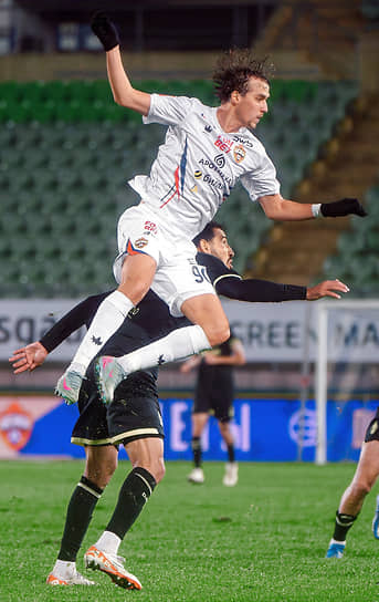 Игрок команды ЦСКА Матвей Лукин (в центре) во время матча с командой «Динамо Мх» (Махачкала)