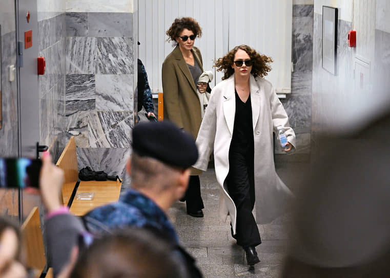 Актрисы Ксения Раппопорт (в центре) и Аглая Тарасова (справа) в Домодедовском суде Москвы перед рассмотрением дела о контрабанде наркотиков