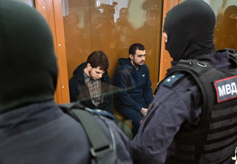 Батухан Точиев (слева) и Ахмад Курбанов во Втором западном окружному военном суде в Москве на рассмотрении дела об убийстве генерал-лейтенанта Игоря Кириллова