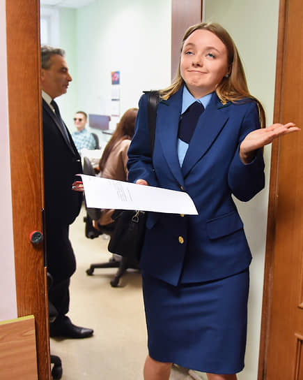 Прокурор Анна Горячева и заместитель председателя регионального отделения партии «Яблоко» Лев Шлосберг (слева), признанный иноагентом, после заседания суда по делу об уклонении последнего от исполнения обязанностей иноагента в мировом судебном участке №38 в Пскове