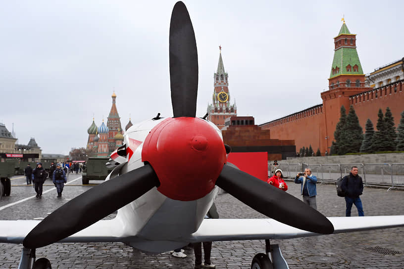 Всего выставлено 55 единиц исторической техники и 4 самолета из Музея техники Вадима Задорожного