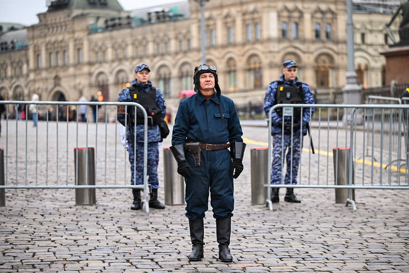 Участник выставки в форме летчика