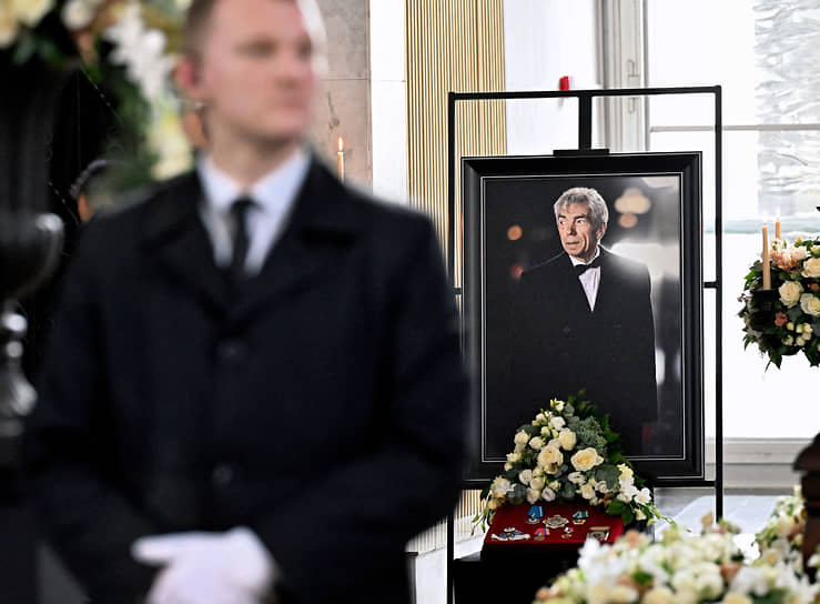 Церемония прощания с телеведущим Юрием Николаевым