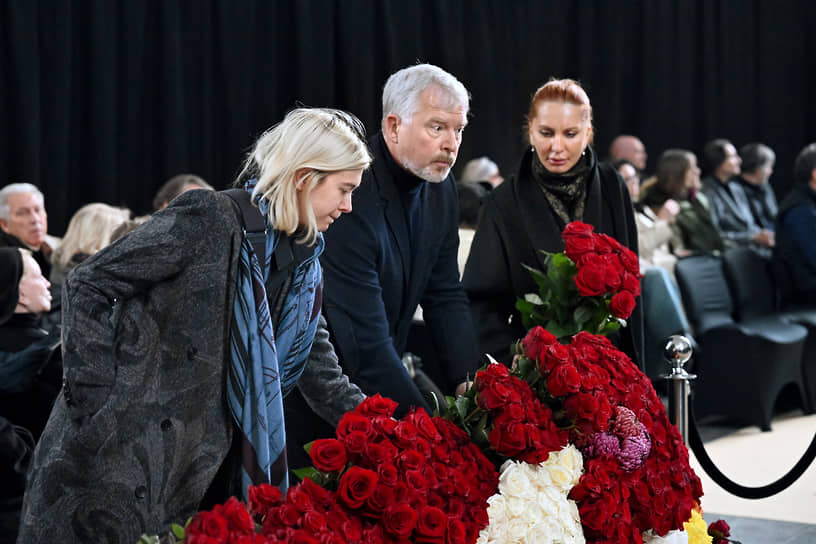 Телеведущий Валдис Пельш (в центре) 