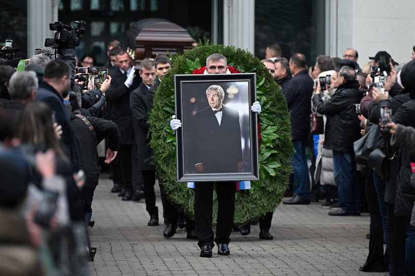 Прощание с телеведущим Юрием Николаевым на Троекуровском кладбище