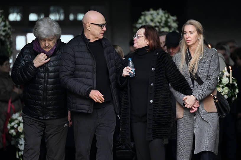 Слева направо: композитор Владимир Матецкий, солист группы «Моральный кодекс» Сергей Мазаев и вдова Юрия Николаева Элеонора Николаева