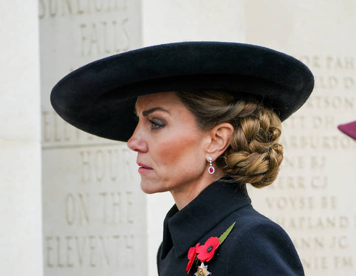 Принцесса Кэтрин посещает Национальный мемориальный дендрарий в Стаффордшире во время ежегодной поминальной службы в День перемирия, 11 ноября