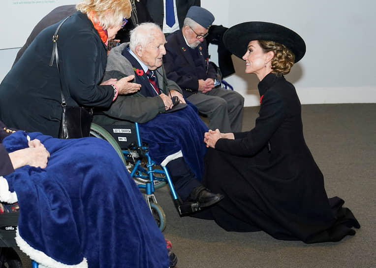 Принцесса Кэтрин беседует с ветеранами после службы по случаю Дня перемирия в Национальном мемориальном дендрарии