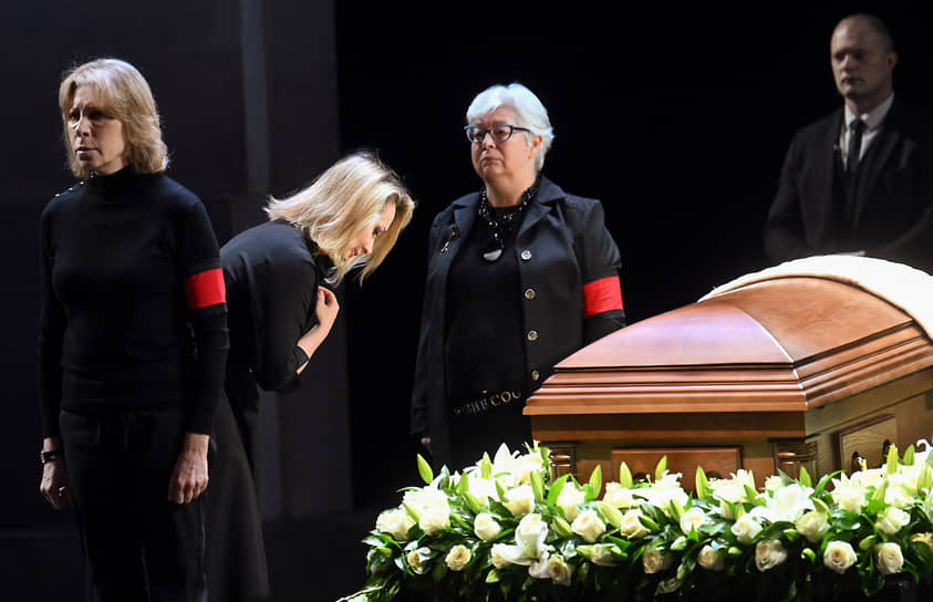 Актриса Юлия Рутберг (слева)