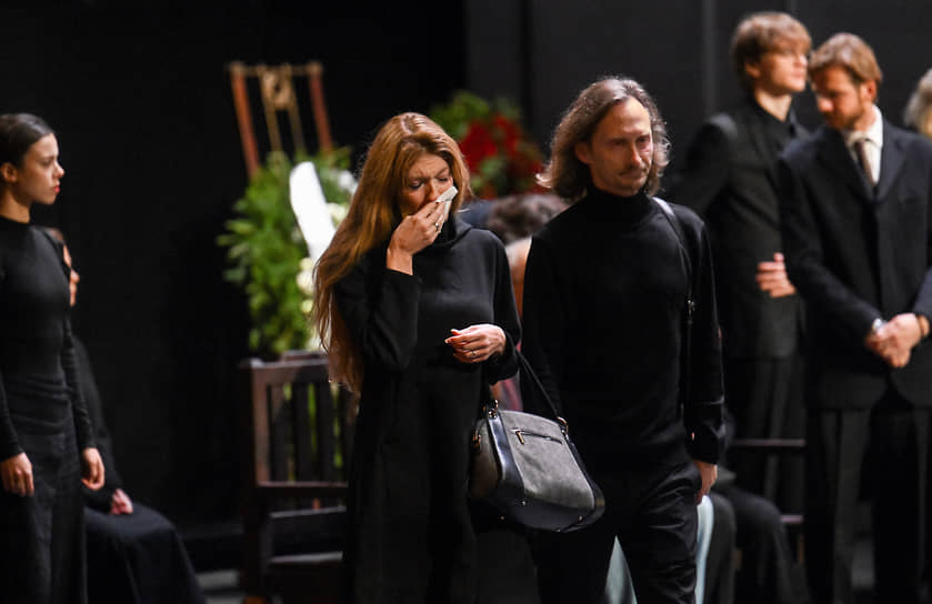 В последний путь актера по традиции проводили под громкие аплодисменты