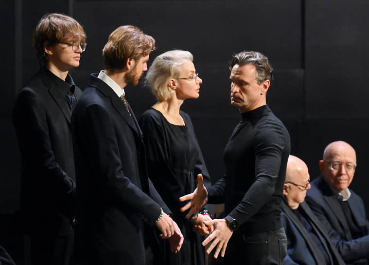 Слева направо: сыновья Владимира Симонова, актеры Владимир и Василий, вдова актриса Яна Соболевская и актер Виктор Добронравов