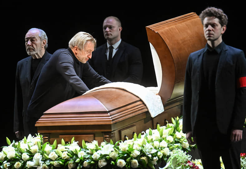 Актер Александр Яцко (второй слева) и режиссер, продюсер Сергей Сенин (слева) 