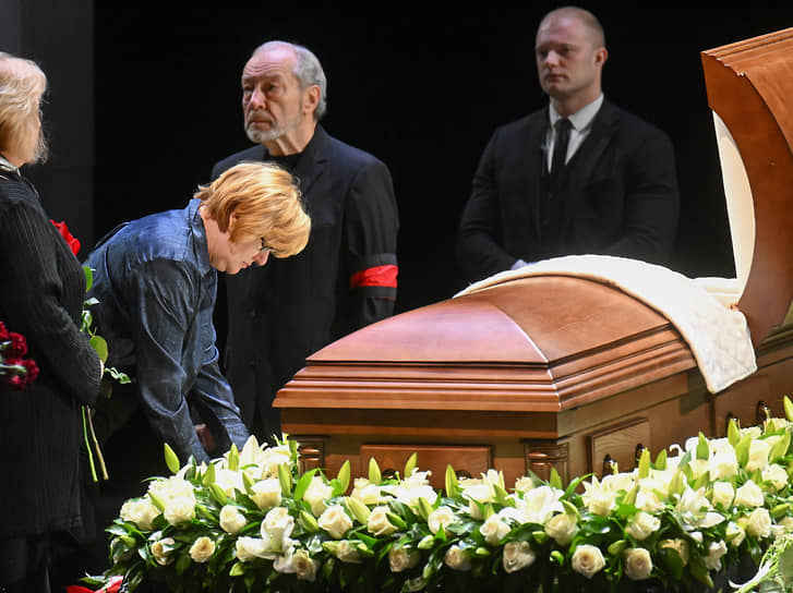 Режиссер, продюсер Сергей Сенин (в центре)