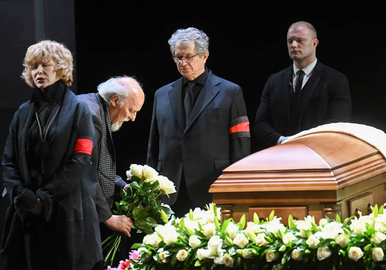 Актеры Марина Есипенко и Андрей Ильин (в центре)