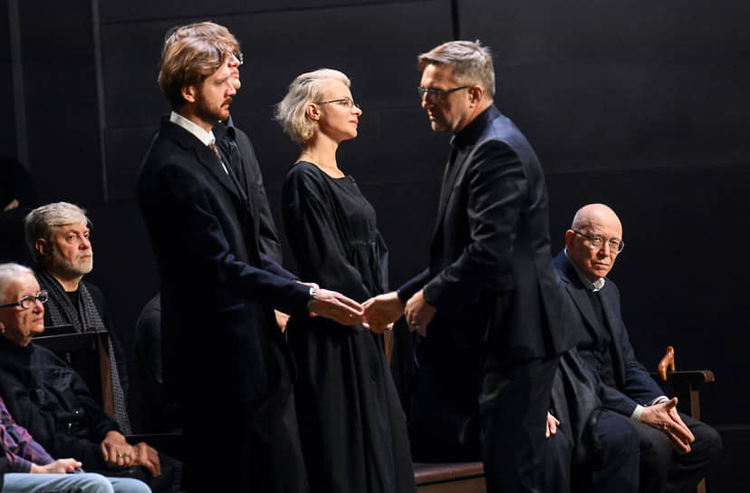 Вдова Владимира Симонова, актриса Яна Соболевская (в центре), его сын Василий (третий слева) и актер Владимир Вдовиченков 