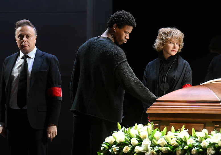 Директор Государственного академического театра имени Евгения Вахтангова Кирилл Крок (слева), актеры Никита Тау Наледи (в центре) и Марина Есипенко