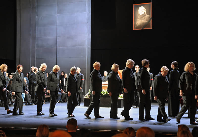 Проститься с актером пришли его семья, коллеги и поклонники