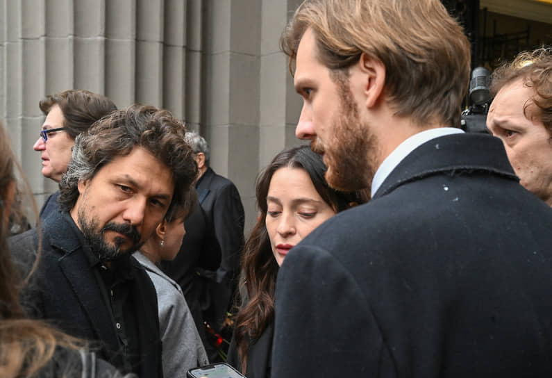 Режиссер Павел Сафонов (слева) 