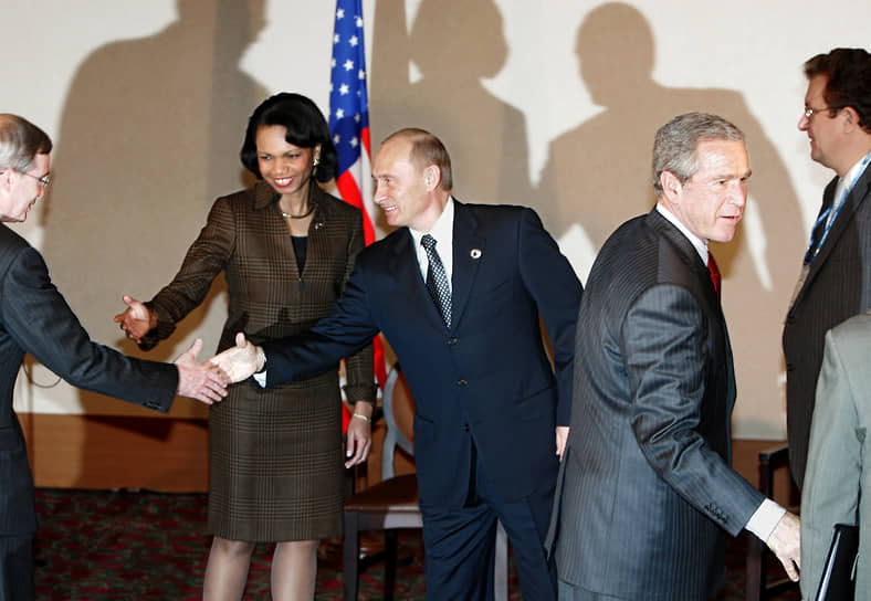 С президентом России Владимиром Путиным (в центре) и президентом США Джорджем Бушем-мл. на деловой встрече в южнокорейском городе Пусан, 2005 год