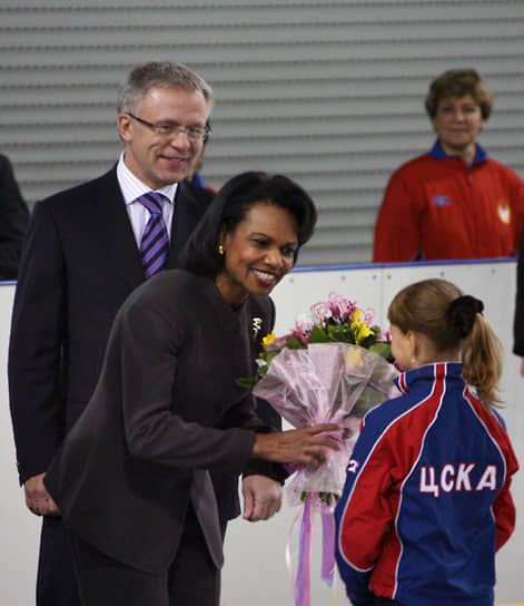 С руководителем Федерального агентства России по физической культуре и спорту Вячеславом Фетисовым во время посещения школы фигурного катания ЦСКА, 2007 год