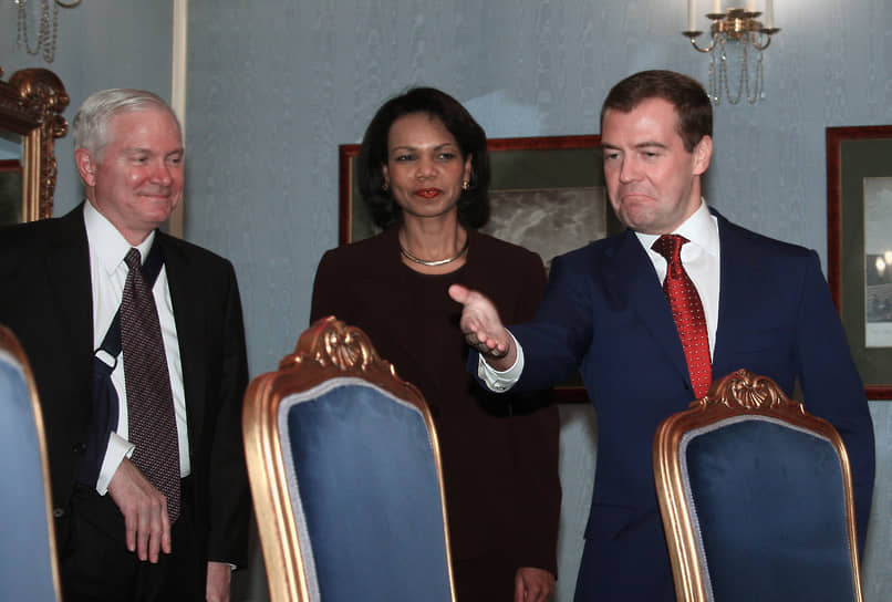 Слева направо: глава Пентагона Роберт Гейтс, госсекретарь США Кондолиза Райс и первый заместитель председателя правительства России Дмитрий Медведев на встрече в Кремле, 2008 год