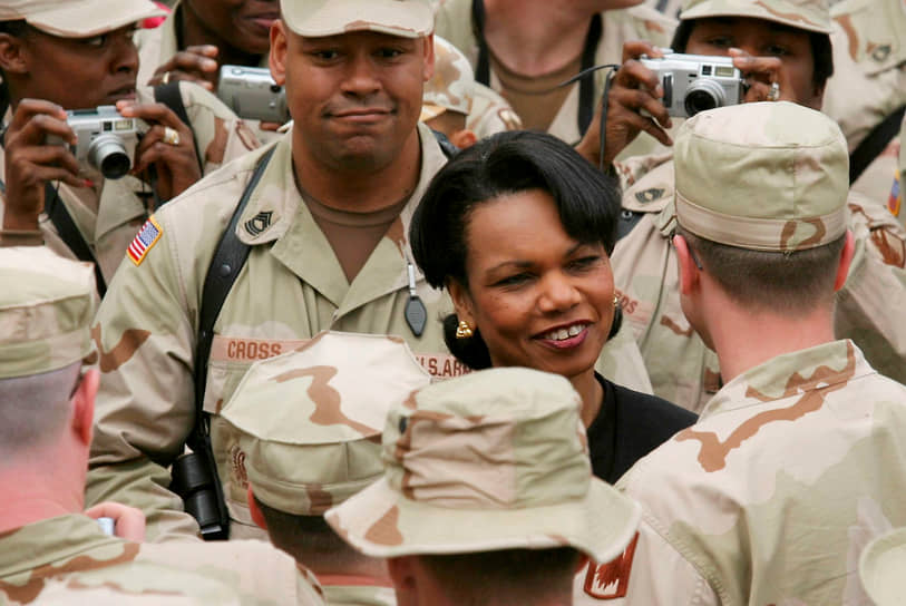 В 2005 году Кондолиза Райс стала первой чернокожей женщиной на посту госсекретаря США&lt;br>
На фото: на встрече с американскими солдатами в Кабуле, 2005 год